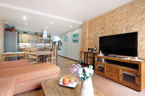 TV - Vacation Home 'Brisa Del Mar' with Sea View, Private Terrace and Wi-Fi (Guía de Isora)