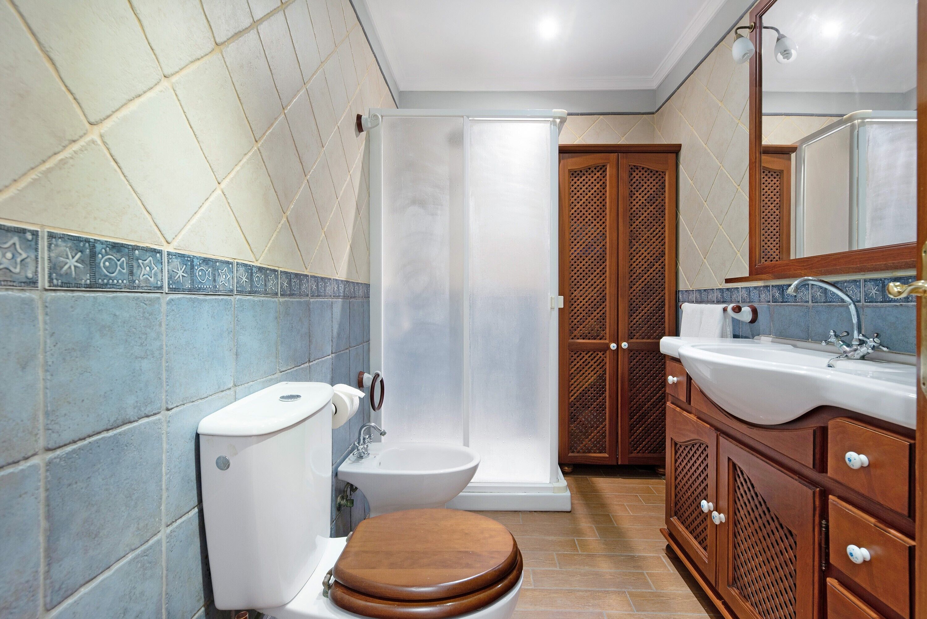 Baignoire, sèche-cheveux, serviettes fournies