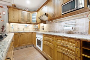 Refrigerador, microondas, horno, placa de cocina