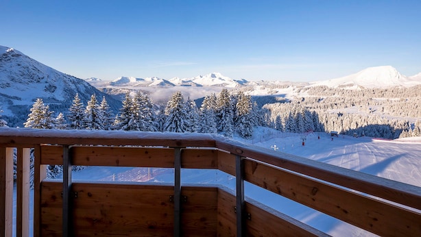 A wooden balcony with a view of a snowy mountain landscape. - 3-room flat, 6 ppl, Southwest balcony, near slopes (Avoriaz)