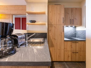 Refrigerador, microondas, lavavajillas y cafetera y tetera 