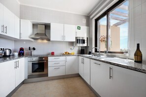 冷蔵庫、電子レンジ、オーブン、コンロ