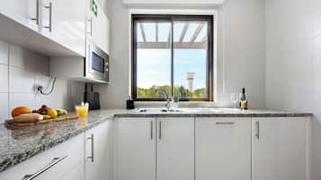 Jääkaappi, mikroaaltouuni, uuni, liesi