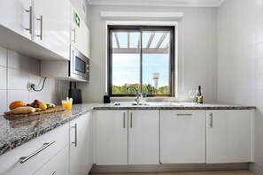 Frigorífico, microondas, horno y placa de cocina