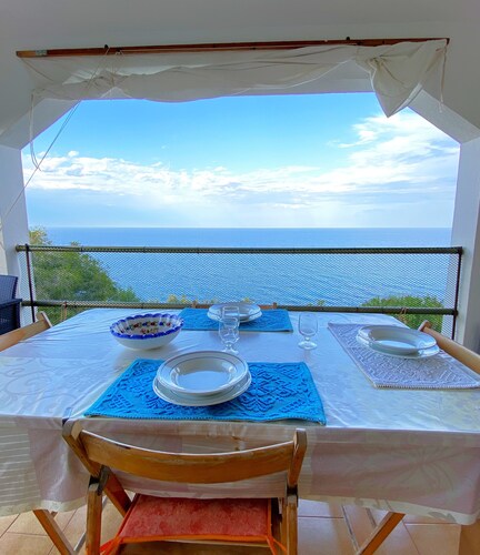 Small apartment with direct access to the sea