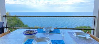 Small apartment with direct access to the sea