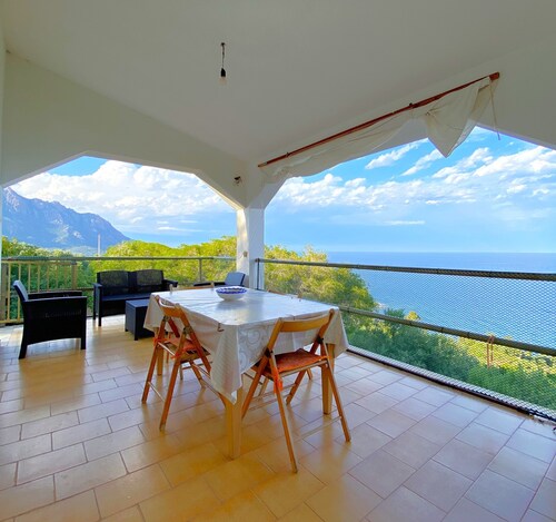 Small apartment with direct access to the sea