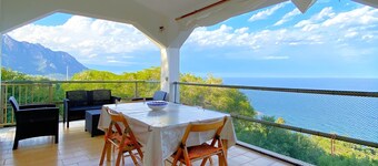 Small apartment with direct access to the sea