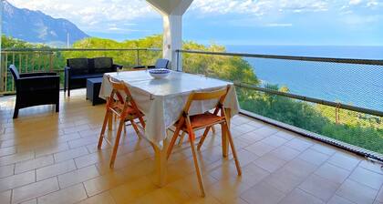 Small apartment with direct access to the sea