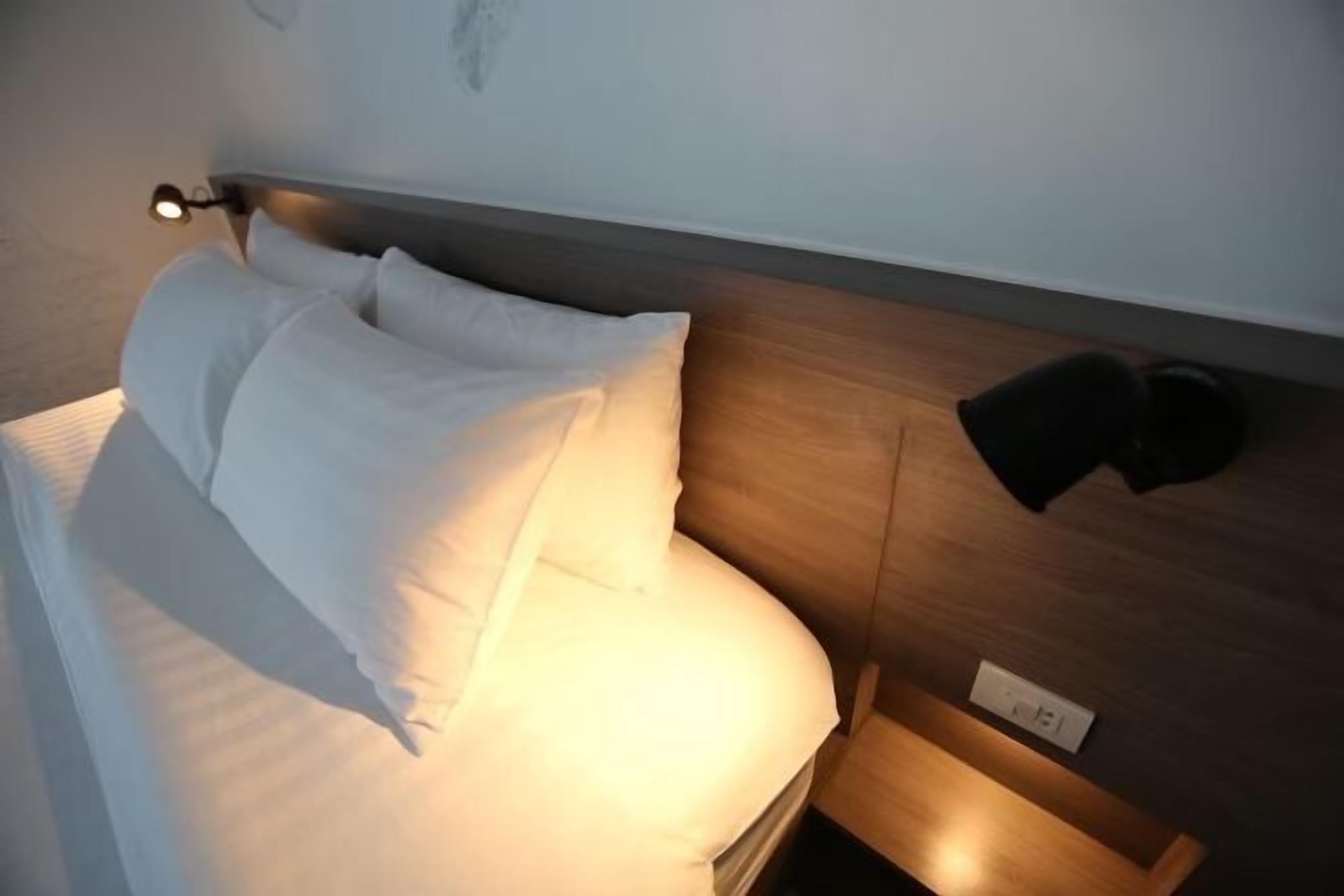 Minibar, caja de seguridad en la habitación y decoración personalizada 