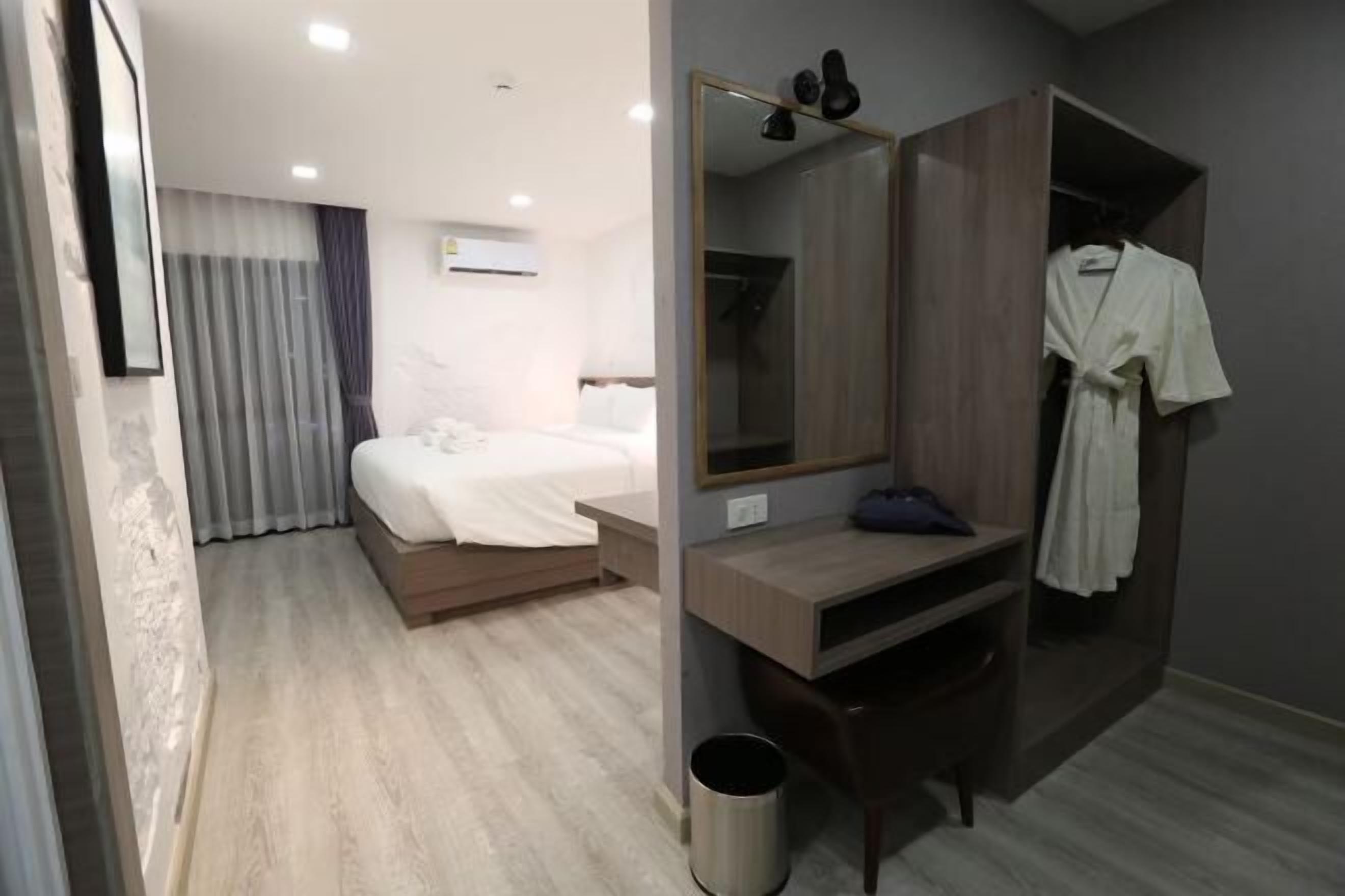 Minibar, caja de seguridad en la habitación y decoración personalizada 