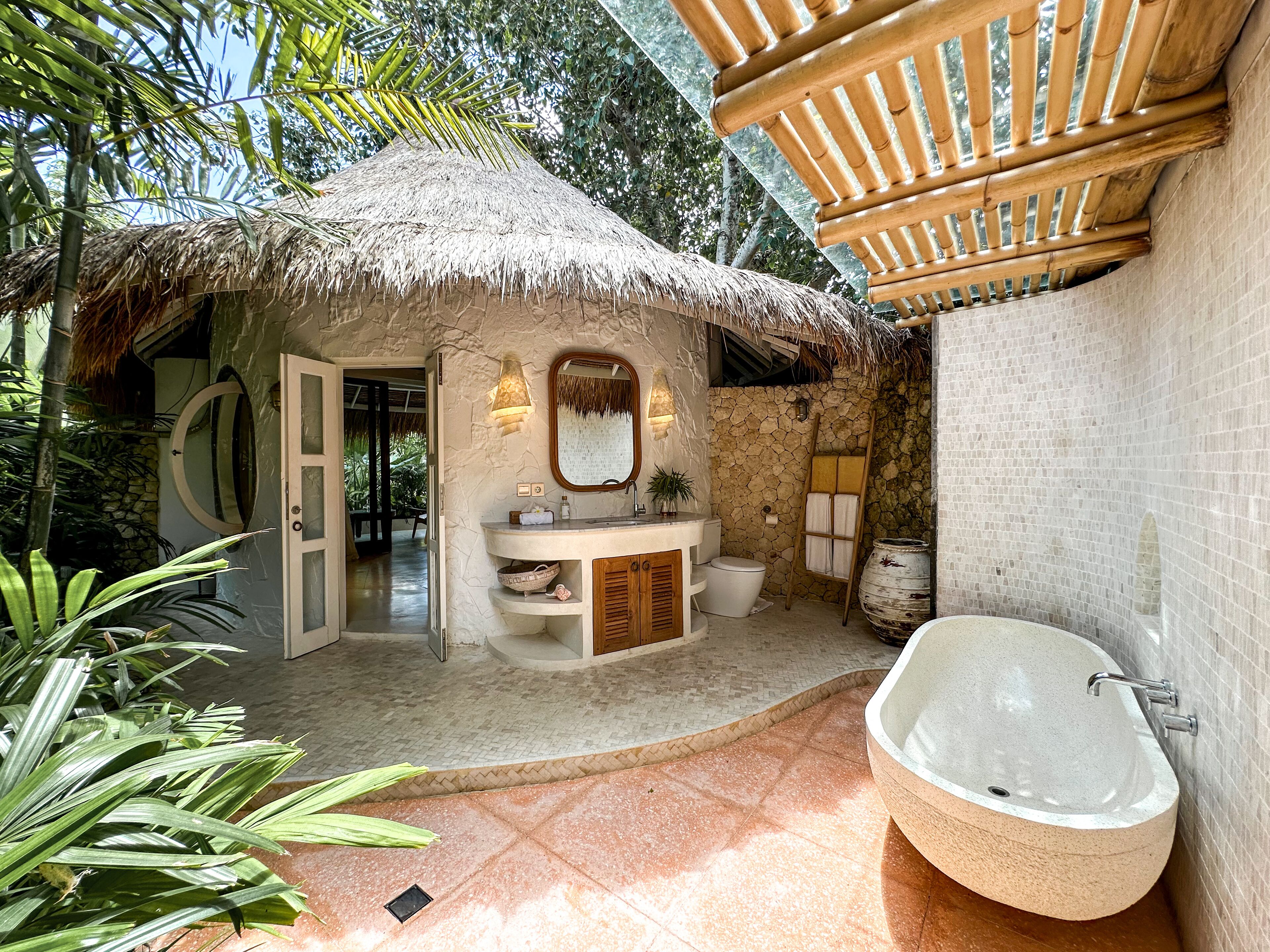 Deluxe Suite, 1 Bedroom | Bathroom | Hair dryer, towels, soap, shampoo