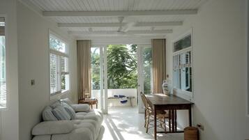 Basic Tree House, 1 Katil Raja (King), Non Smoking, Garden View | Cadar kapas Mesir, peralatan tempat tidur premium, bar mini