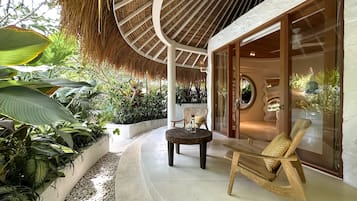 Suite Deluxe, 1 habitación | Sábanas de algodón egipcio, ropa de cama de alta calidad, minibar