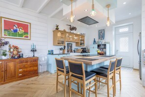 Fridge, microwave, oven, stovetop - Villa 'Beach House Les Bleuets' with Sea View, Private Terrace and Wi-Fi (Clohars-Carnoët)