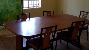 Family dining - Green Bamboo Hotel  (Freetown)