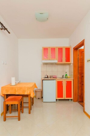 Frigorifero, piano cottura, macchina per tè/caffè, bollitore elettrico