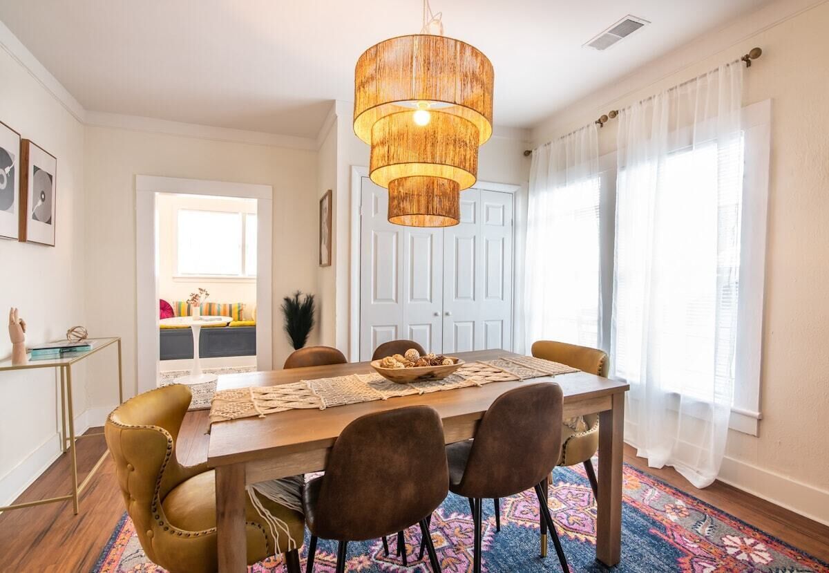 The Vinyl - Near UAB & DT - Full of charm and eclectic decor w/ front porch and fire table