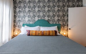 2 bedrooms, desk, iron/ironing board, free WiFi - The Vinyl - Near UAB & DT - Full of charm and eclectic decor w/ front porch and fire table (Birmingham)