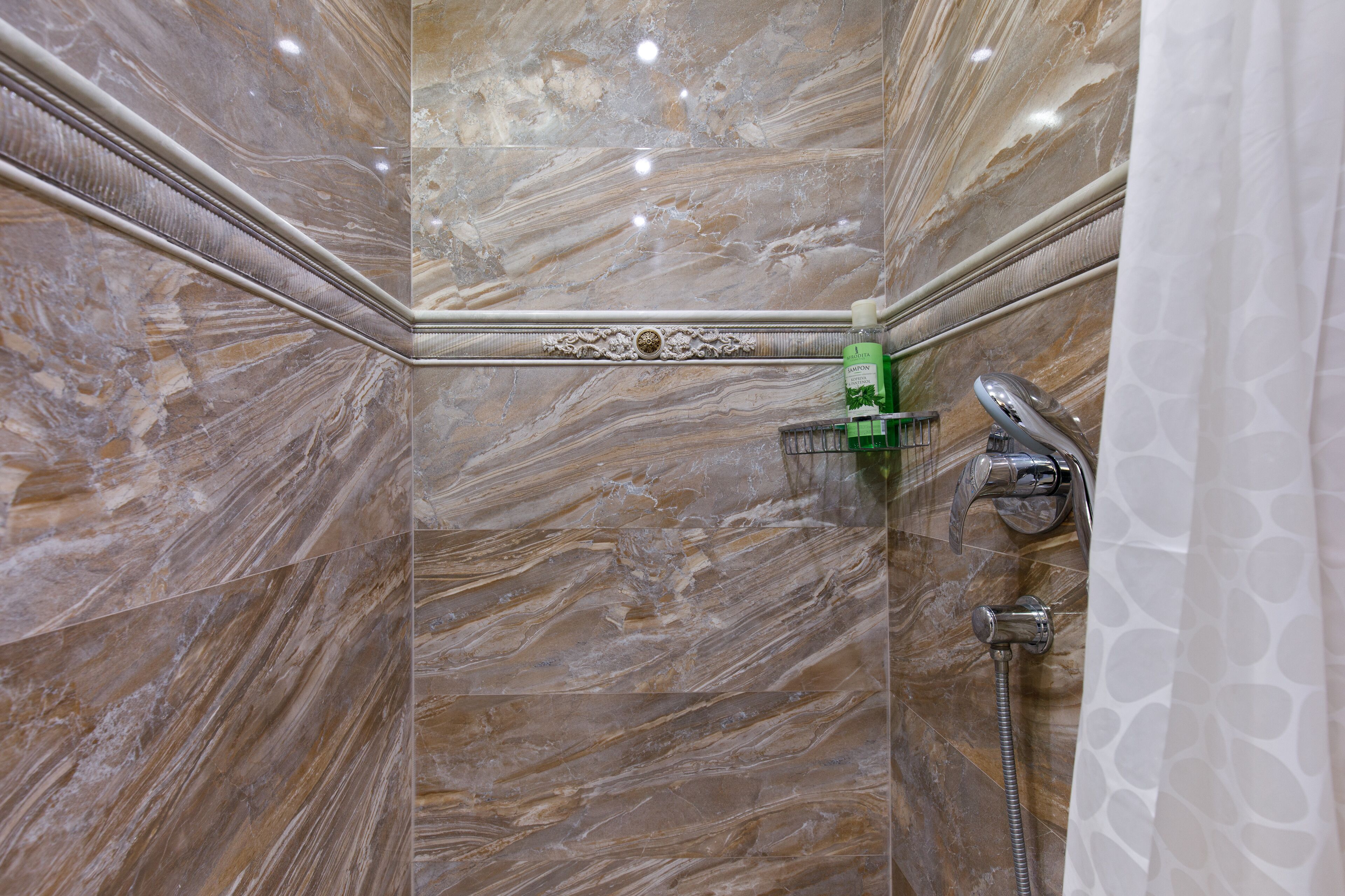 Ducha, secador de pelo, toallas, jabón