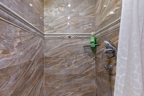 Ducha, secador de pelo, toallas, jab�ón