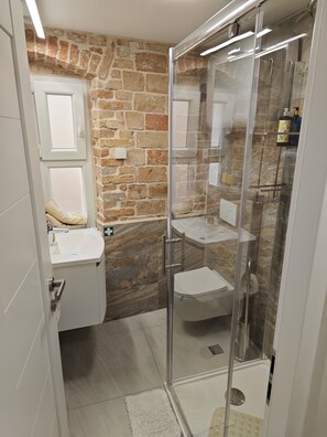 Habitación de lujo doble | Baño | Ducha, secador de pelo, toallas y jabón