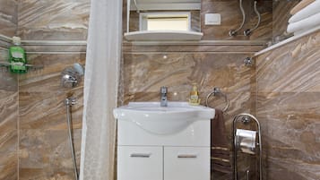 Deluxe Double Room | Bathroom