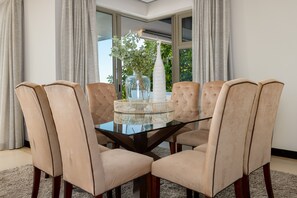 Grand Villa | In-room dining