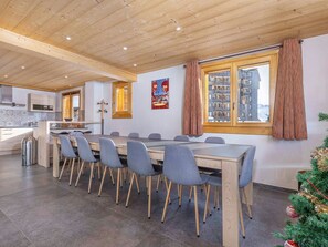 Dining - Spacious Ski-In/Ski-Out Chalet in Avoriaz with Sauna, Fireplace & Premium Services for 14 Guests (Avoriaz)