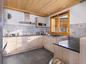 Fridge, microwave, dishwasher, coffee/tea maker - Spacious Ski-In/Ski-Out Chalet in Avoriaz with Sauna, Fireplace & Premium Services for 14 Guests (Avoriaz)