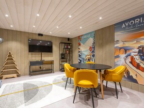 Dining - Spacious Ski-In/Ski-Out Chalet in Avoriaz with Sauna, Fireplace & Premium Services for 14 Guests (Avoriaz)