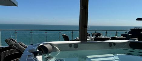 Bañera de hidromasaje al aire libre