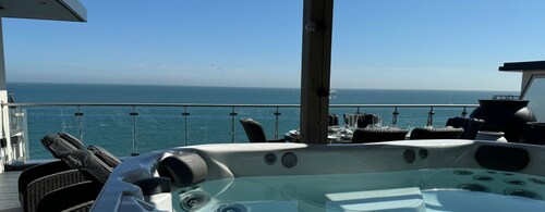 This penthouse is a 2 bedroom(s), 2 bathrooms, located in Ramsgate, England.