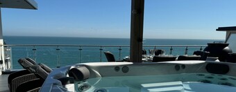 This penthouse is a 2 bedroom(s), 2 bathrooms, located in Ramsgate, England.