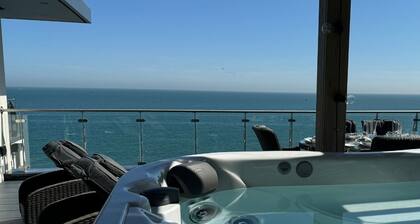 This penthouse is a 2 bedroom(s), 2 bathrooms, located in Ramsgate, England.