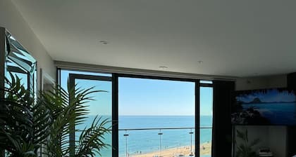 This penthouse is a 2 bedroom(s), 2 bathrooms, located in Ramsgate, England.