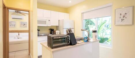 Réfrigérateur, micro-ondes, plaque de cuisson, cafetière/bouilloire