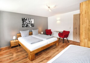 Escritorio, espacio para trabajar con laptop y wifi gratis 