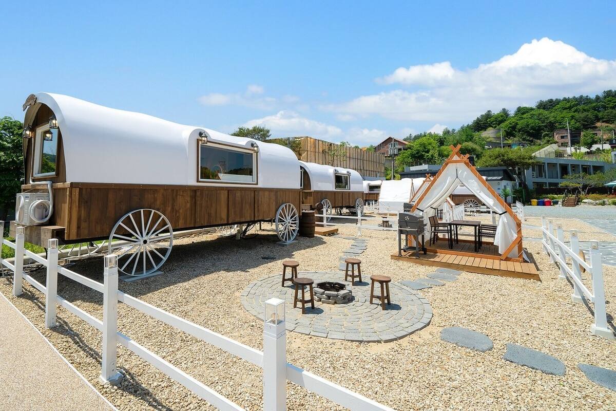 Basic Room, 1 Bedroom (westernglamping 5ho) | 1 bedroom, free WiFi