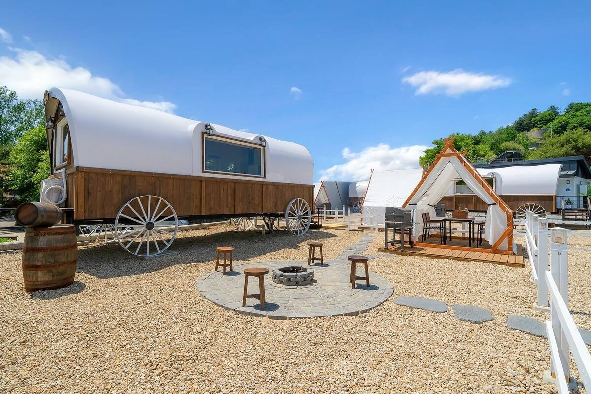 Basic Room, 1 Bedroom (westernglamping 6ho) | 1 bedroom, free WiFi