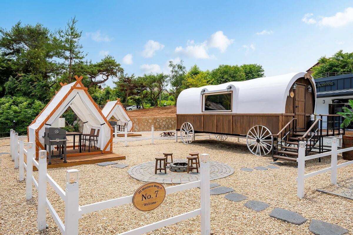 Basic Room, 1 Bedroom (westernglamping 7ho) | 1 bedroom, free WiFi