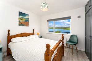 4 bedrooms, iron/ironing board, WiFi, bed sheets - Cottage 439 - Clifden - sleeps 8 guests  in 4 bedrooms (Clifden)