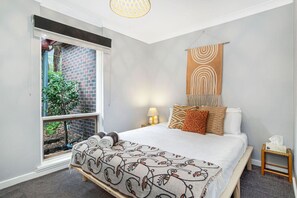 4 slaapkamers, een bureau, een strijkplank/strijkijzer, reisbedje