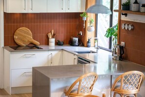 冷蔵庫、電子レンジ、オーブン、コンロ