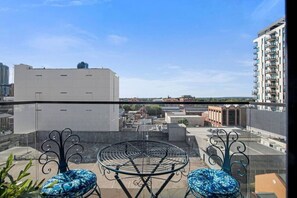 Outdoor dining - The Zen Apartments with Urban Soul (Adelaide)