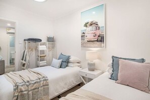 2 Schlafzimmer, Schreibtisch, Bügeleisen/Bügelbrett, Reisekinderbett