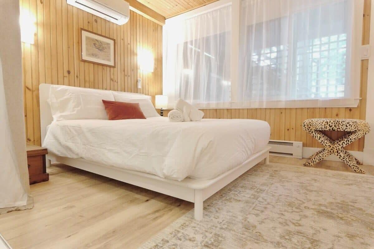 2 bedrooms, desk, iron/ironing board, travel crib