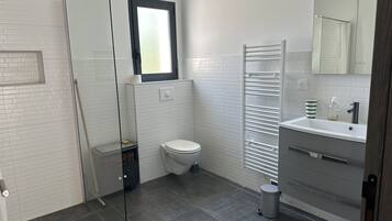 Douche, sèche-cheveux, serviettes fournies