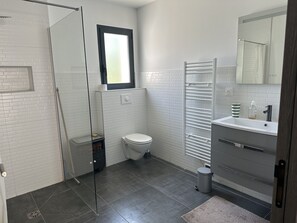 Douche, sèche-cheveux, serviettes fournies