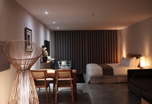 Deluxe Double Room, 1 King Bed | Premium bedding, down comforters, laptop workspace, blackout drapes - MSUG (Tainan)